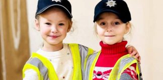 Бердичівські поліцейські навчали дошкільнят дорожній грамоті Бердичівські поліцейські навчали дошкільнят дорожній грамоті