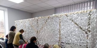 Плетіння маскувальних сіток у Швайківській громаді: єдність заради перемоги Плетіння маскувальних сіток у Швайківській громаді