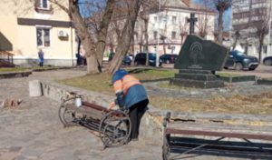 Працівники МКП “Бердичівкомунсервіс” продовжують наводити лад у місті
