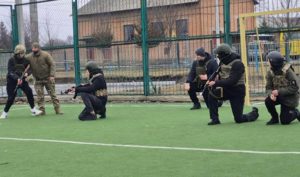У Гришковецькому ліцеї старшокласники опановують навички в осередку "Захист України"