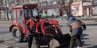 Бердичівкомунсервіс активно розчищає та прибирає вулиці міста Працівники МКП “Бердичівкомунсервіс” продовжують наводити лад у місті