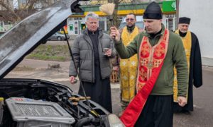 Громади ПЦУ Бердичівського району купили авто для капелана Вадима