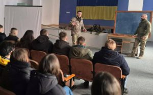 У Гришковецькому ліцеї старшокласники опановують навички в осередку "Захист України"