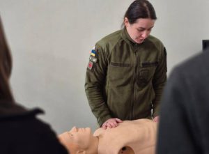 У Гришковецькому ліцеї старшокласники опановують навички в осередку "Захист України"
