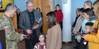 У Бердичеві родинам загиблих Героїв вручили ордени й нагрудні знаки