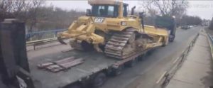 Тягач із 62-тонним бульдозером ледь не розвалив міст у Бердичеві: камера все бачила!