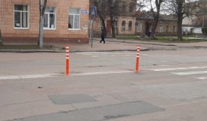 У Бердичеві встановлюють делінеатори біля шкіл
