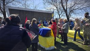 на кладовищі