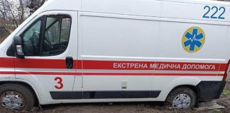 Бійці ДСНС врятували “швидку” у Бердичеві Бійці ДСНС врятували “швидку” у Бердичеві