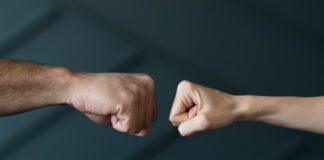 Бійцівський клуб по-бердичівськи: молодий «чемпіон» проти 62-річного «суперника» Бійцівський клуб
