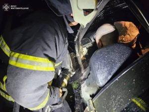 Нічна ДТП: у Бердичеві водія затиснуло в авто