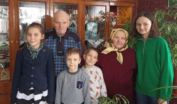 Швайківська громада урочисто вітає подружжя Стороженків із 65-річчям подружнього життя