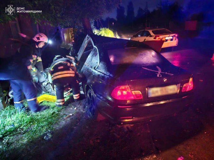 Нічна ДТП: у Бердичеві водія затиснуло в авто