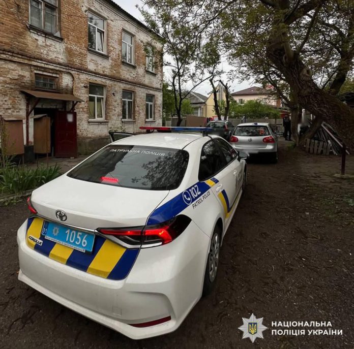 Чоловік із гранатою вимагав у поліцейських пістолет