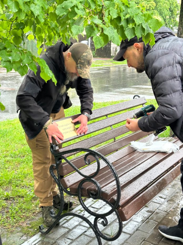 Богдан Коляда вішає табличку