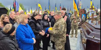 У Бердичеві попрощалися з героєм Віктором Андрєєвим: останній шлях мужнього захисника У Бердичеві попрощалися з героєм Віктором Андрєєвим: останній шлях мужнього захисника