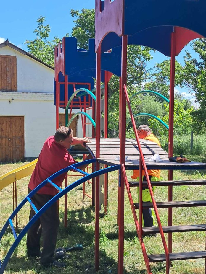У селі Іванківці Семенівської громади оновили дитячий майданчик