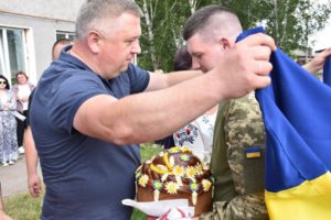 У селі Андріяшівка урочисто зустріли військовослужбовця