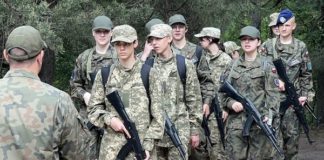 Ліцеїсти з Бердичева пройшли військовий вишкіл у Польщі Ліцеїсти з Бердичева пройшли військовий вишкіл у Польщі