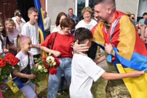 У селі Андріяшівка урочисто зустріли військовослужбовця