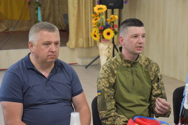 Зустріли героя