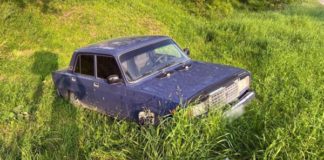 Невдала пригода гонщика зі Скраглівки: ВАЗ у кюветі Невдала пригода гонщика зі Скраглівки: ВАЗ у кюветі