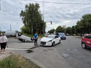 Ще одне ДТП у Бердичеві: автомобіль перекинувся на перехресті Житомирської та Цадика