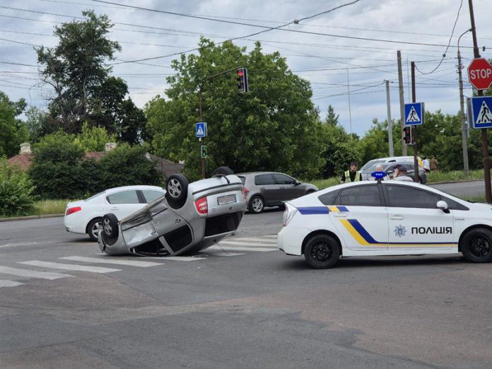 Ще одне ДТП у Бердичеві: автомобіль перекинувся на перехресті Житомирської та Цадика