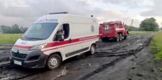 Рятувальники ДСНС витягли швидку з хворою дитиною з бездоріжжя Рятувальники ДСНС витягли швидку з хворою дитиною з бездоріжжя