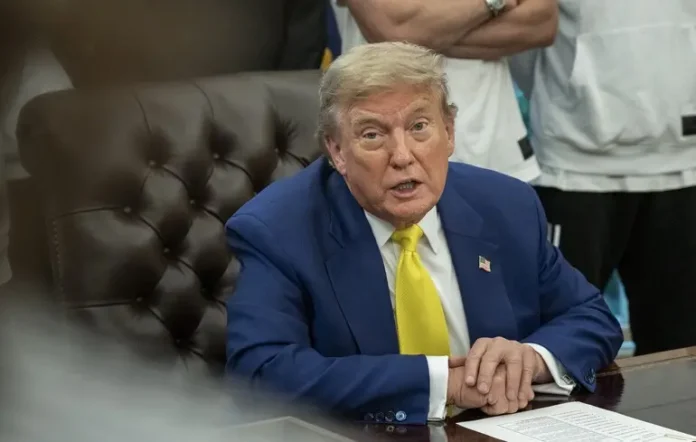 Трамп підтримав законопроєкт про 500% мита за торгівлю з Росією