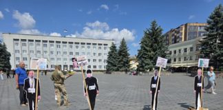 Відомий артист політичного жанру показав у Бердичеві шоу “Навіть не думай повертатися”? Відомий артист політичного жанру пан Колодзінський показав у Бердичеві шоу