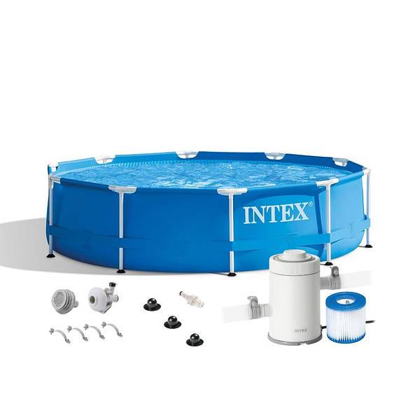 Каркасні басейни Intex: ідеальний вибір для літнього відпочинку Літо – це час відпочинку, веселощів і прохолоди. Що може бути кращим за власний басейн у дворі, який дозволяє освіжитися в спекотний день? Каркасні басейни квадратні або круглі будь-яких розмірів від Intex – це чудове рішення для створення комфортної зони відпочинку на вашій ділянці. У цій статті ми розповімо про переваги каркасних басейнів Intex, їхні особливості, різноманітність моделей і поради щодо вибору ідеального варіанту для вашої родини. Чому варто обрати каркасні басейни Intex? Компанія Intex вже багато років є лідером на ринку каркасних і надувних басейнів завдяки високій якості, інноваційним технологіям і доступним цінам. Каркасні басейни Intex вирізняються міцністю, легкістю встановлення та довговічністю, що робить їх популярним вибором для дач, приватних будинків і навіть комерційного використання. Переваги каркасних басейнів Intex Міцність і надійність. Каркасні басейни Intex виготовляються з міцного сталевого каркаса, покритого антикорозійною фарбою, і тришарового ПВХ-матеріалу (два шари ПВХ і шар скловолоконної сітки), що забезпечує стійкість до механічних пошкоджень і ультрафіолетового випромінювання. Широкий асортимент. Intex пропонує басейни квадратні або круглі будь-яких розмірів, а також овальні та прямокутні моделі, що дозволяє підібрати варіант для будь-якої ділянки та потреб. Простота монтажу. Збірка басейну займає від 30 хвилин до 2 годин залежно від розміру моделі, не потребуючи спеціальних інструментів. Доступна ціна. У порівнянні зі стаціонарними басейнами, каркасні моделі значно дешевші, але при цьому забезпечують комфорт і функціональність. Портативність. Сезонні моделі легко розбираються і зберігаються в компактному вигляді, що ідеально підходить для дачного використання. Різновиди каркасних басейнів Intex Каркасні басейни Intex поділяються на кілька типів залежно від конструкції та призначення: Сезонні басейни. Легкі конструкції, призначені для використання влітку. Їх розбирають і зберігають у холодну пору року. Всесезонні (морозостійкі) басейни. Мають посилений каркас і щільнішу чашу, що дозволяє залишати їх на вулиці взимку за умови правильної консервації. Дитячі басейни. Компактні моделі з неглибокою чашею, безпечні для дітей віком від 3 років. Сімейні басейни. Великі моделі, які підходять для відпочинку всієї родини або компанії друзів. Форми та розміри каркасних басейнів Intex Intex пропонує широкий вибір форм і розмірів, щоб кожен міг знайти ідеальний басейн для своєї ділянки. Басейни квадратні або круглі будь-яких розмірів є найпопулярнішими завдяки універсальності та легкості інтеграції в ландшафт. Популярні форми басейнів Форма Переваги Рекомендації для використання Круглі Компактність, легкість монтажу, гармонійне поєднання з ландшафтом Для невеликих ділянок, сімейного відпочинку Прямокутні Більше простору для плавання, сучасний вигляд Для активного відпочинку, великих ділянок Овальні Поєднання компактності круглих і простору прямокутних басейнів Для вузьких ділянок, сімейного використання Квадратні Стильний дизайн, оптимальне використання простору Для сучасних ділянок, дитячих і сімейних басейнів Популярні моделі та їх характеристики Модель Форма Розміри (см) Об’єм води (л) Комплектація Ціна (грн) Intex 28200 Кругла 305 x 76 4485 Без фільтр-насоса 3900 Intex 28272 Прямокутна 300 x 200 x 75 3834 Без фільтр-насоса 4550 Intex 26790 Прямокутна 400 x 200 x 122 8400 Фільтр-насос, сходи 23200 Intex 26364 Прямокутна 732 x 366 x 132 31800 Пісочний фільтр, сходи, тент 60000 Intex 26716 Кругла 366 x 99 8600 Фільтр-насос, сходи 10500 Ціни вказані орієнтовно та можуть варіюватися залежно від магазину та акційних пропозицій. Як вибрати ідеальний каркасний басейн Intex? Вибір басейну залежить від кількох ключових факторів: розміру ділянки, кількості користувачів, цільового призначення та бюджету. Ось кілька порад, які допоможуть зробити правильний вибір: Визначте розмір і форму. Для невеликих ділянок краще обрати круглий або квадратний басейн діаметром до 366 см. Для просторих дворів підійдуть прямокутні моделі довжиною до 9 метрів. Враховуйте глибину. Для дітей віком до 7 років достатньо глибини 50–75 см. Для дорослих і сімейного відпочинку обирайте моделі з глибиною 100–132 см. Перевірте комплектацію. Багато моделей Intex включають фільтр-насос, сходи, тент або підстилку, що економить кошти на додаткових аксесуарах. Подумайте про догляд. Для великих басейнів рекомендується використовувати пісочні фільтри, які забезпечують якісніше очищення води. Зверніть увагу на місце встановлення. Басейн потрібно розміщувати на рівній поверхні, очищеній від гострих предметів, із вільним доступом до бортів і можливістю зливу води. Аксесуари для каркасних басейнів Intex Для комфортного використання басейну Intex рекомендується придбати додаткові аксесуари, які полегшують догляд і підвищують зручність: Фільтр-насоси. Картриджні або пісочні фільтри забезпечують чистоту води. Тенти. Захищають басейн від сміття та листя вночі або під час невикористання. Підстилки. Запобігають пошкодженню дна басейну. Сходи. Необхідні для басейнів із глибиною понад 76 см. Хімія для басейнів. Таблетки або рідини для дезінфекції води. Деякі моделі, наприклад, Intex 26364 або Intex 26790, уже включають частину цих аксесуарів у комплекті, що робить їх вигідним вибором. Поради з догляду та зберігання Щоб каркасний басейн Intex слугував довго, дотримуйтесь таких рекомендацій: Регулярне очищення води. Використовуйте фільтр-насос і періодично додавайте хімію для дезінфекції. Захист від сміття. Накривайте басейн тентом, коли він не використовується. Правильне зберігання. Сезонні басейни необхідно розбирати, ретельно висушувати та зберігати в сухому приміщенні з плюсовою температурою. Консервація на зиму. Для всесезонних моделей використовуйте спеціальні засоби для захисту від замерзання. Де купити каркасний басейн Intex? Каркасні басейни Intex доступні в багатьох інтернет-магазинах України, таких як Rozetka, IntexBest, Shop-Intex та інших. Ціни варіюються залежно від моделі, розміру та комплектації. Наприклад, компактний круглий басейн Intex 28200 коштує від 3900 грн, а преміальна модель Intex 26364 – близько 60000 грн. Багато магазинів пропонують акції та знижки, що дозволяють придбати басейн за вигідною ціною. Наприклад, модель Intex 28210 діаметром 366 см можна купити зі знижкою 25% за 3400 грн. Висновок Каркасні басейни квадратні або круглі будь-яких розмірів від Intex – це ідеальний спосіб створити оазис прохолоди та відпочинку у вашому дворі. Завдяки широкому асортименту моделей, легкості встановлення та доступній ціні вони підходять як для сімейного відпочинку, так і для дитячих розваг. Обираючи басейн Intex, ви отримуєте надійність, якість і комфорт, які зроблять ваше літо незабутнім. Замовляйте каркасний басейн Intex уже сьогодні та насолоджуйтесь літнім відпочинком у власному дворі!