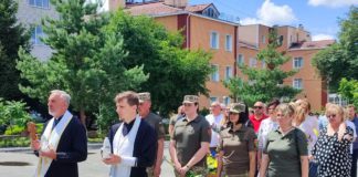 У Бердичеві вшанували загиблих медиків-героїв У Бердичеві вшанували загиблих медиків-героїв
