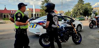 Поліція у Бердичеві перевіряє молодіжний мотодвіж Поліція у Бердичеві перевіряє молодіжний мотодвіж
