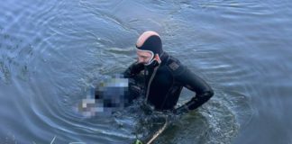 Водолази дістали тіло чоловіка з річки Водолази дістали тіло чоловіка з річки