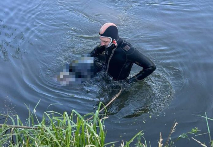 Водолази дістали тіло чоловіка з річки