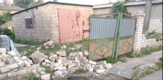 У Бердичеві ракета у вигляді таксиста збила паркан: весела ніч на перехресті Садової та Грушевського У Бердичеві ракета у вигляді таксиста збила паркан: весела ніч на перехресті Садової та Грушевського