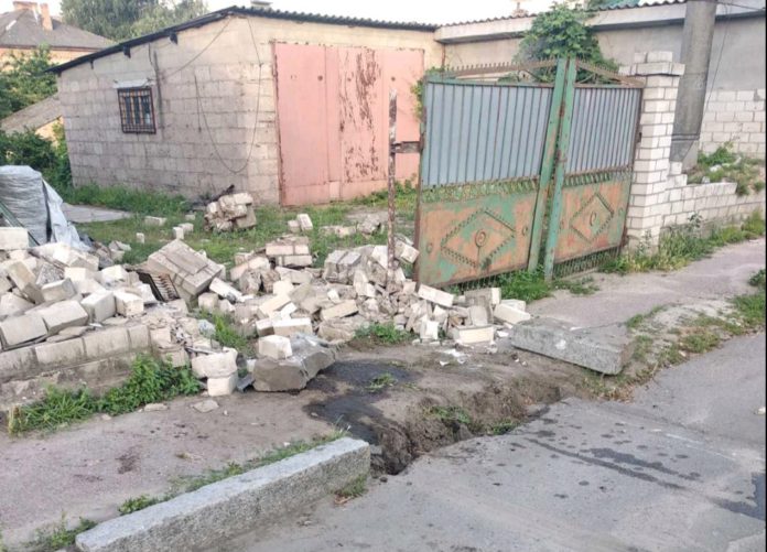 У Бердичеві ракета у вигляді таксиста збила паркан: весела ніч на перехресті Садової та Грушевського