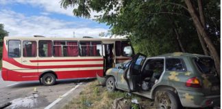 ДТП на об’їзній Бердичева: зіткнення автобуса з Вінниці та легковика з військовим ДТП на об’їзній Бердичева: зіткнення автобуса з Вінниці та легковика з військовим