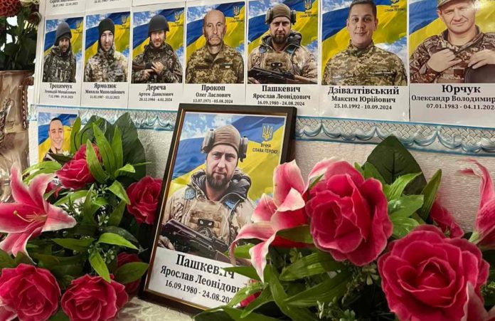 Річниця загибелі героя ЗСУ Ярослава Пашкевича: вшанування пам'яті в Райках Житомирщини – новини війни в Україні