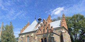 Мандри Бердичівщиною: неоготичний костел Святої Клари в селі Городківка Мандри Бердичівщиною: неоготичний костел Святої Клари в селі Городківка