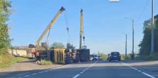 Аварія біля Хажина: тентована вантажівка перекинулась, водій отримав травми Аварія біля Хажина: тентована вантажівка перекинулась, водій отримав травми