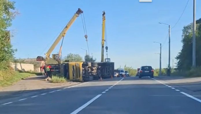 Аварія біля Хажина: тентована вантажівка перекинулась, водій отримав травми