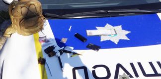 У Бердичеві затримали наркодилера: кінець на капоті поліцейського авто У Бердичеві затримали наркодилера: 60 «закладок» вилучили на капоті поліцейського авто