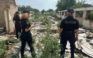 У Бердичеві влаштували справжній «креативний бунт» проти наркореклами: пензлі проти спокус!