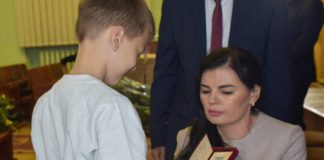 У Бердичеві на 24-й сесії районної ради вшанували загиблих героїв 115-го батальйону та 26-ї артилерійської бригади У Бердичеві на 24-й сесії районної ради вшанували загиблих героїв