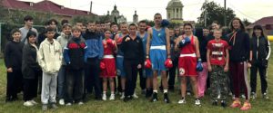 Справжній ринг просто неба: боксерське тренування в 8-й гімназії
