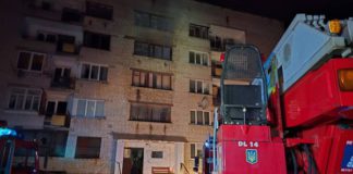 Пожежа в Бердичеві: двоє травмованих у нічному загорянні квартири п’ятиповерхівки, подробиці від ДСНС Пожежа в Бердичеві: двоє травмованих у нічному загорянні
