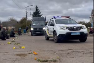 Гришковецька громада, Ірена Лісова, Михайло Волошин Герой, загиблий Захисник України, Ялта Донеччина воїн, Никонівське кладовище, військовий салют Україна, прощання з Героєм, вшанування полеглих, Житомирщина втрати війни, патріотичне виховання громада, Небесна Варта 2025, російська агресія жертви, меморіал Захисникам, синьо-жовтий прапор могила, біль втрати Героя, волонтери підтримка ЗСУ, уроки пам’яті школи, алея Слави Гришківці, бойові дії втрати, вічная пам’ять воїну.