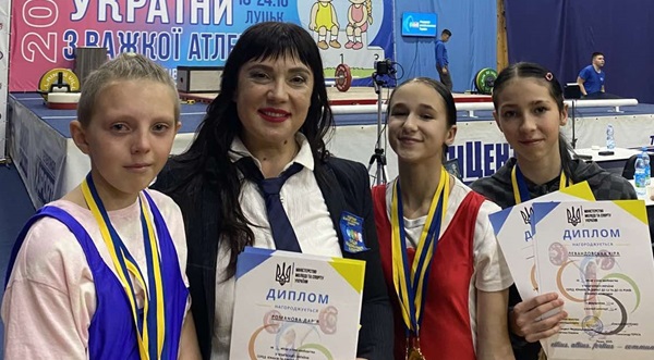 Тріумф бердичівських юних важкоатлетів на всеукраїнських змаганнях у Луцьку: золоті медалі, рекорди та патріотична відданість